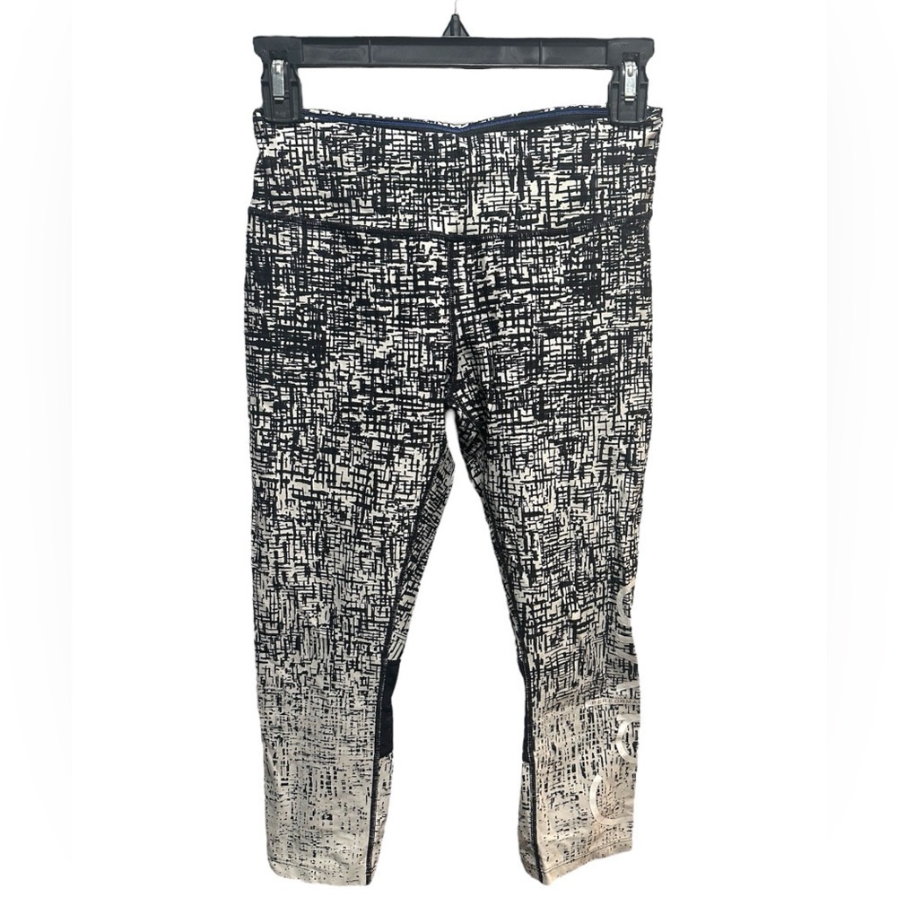 CALVIN KLIEN BLACK AND WHITE CAPRI LEGGINGS